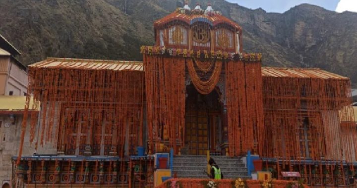 बद्रीनाथ मंदिर के कपाट खुले, मंदिर को 10 क्विंटल फूलों से सजाया गया, देखें मंदिर का भव्य दृश्य